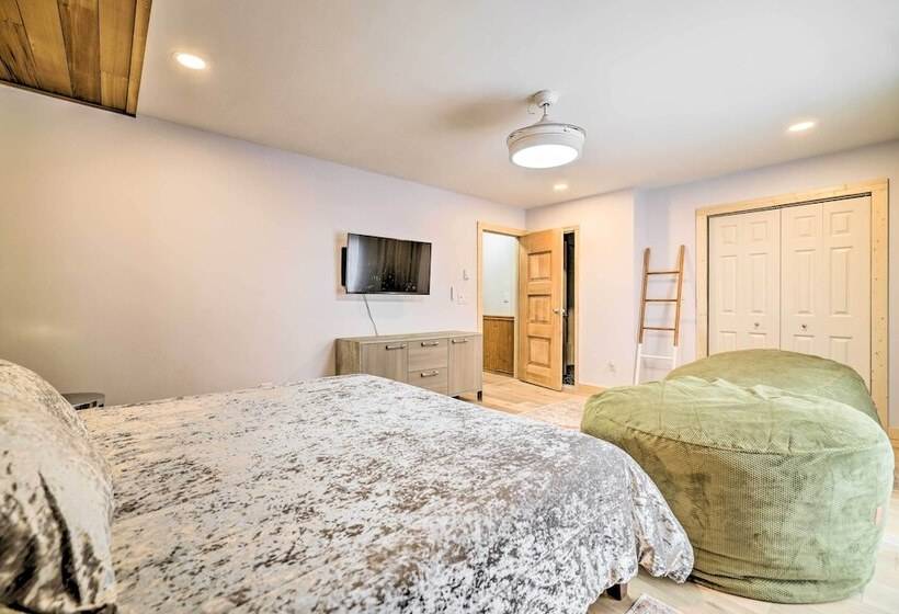 Poconos Vacation Home W/ Deck & Fire Pit