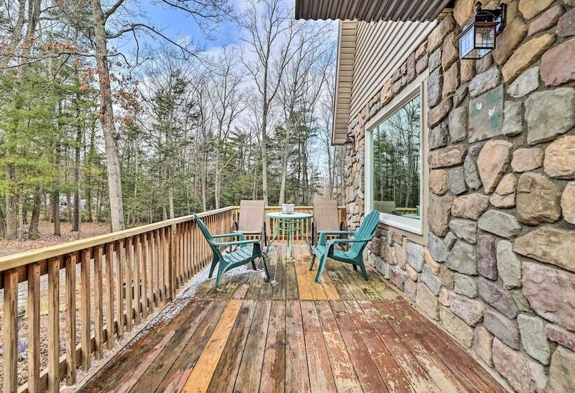 Poconos Vacation Home W/ Deck & Fire Pit