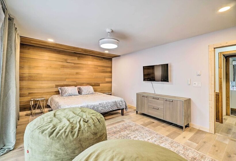 Poconos Vacation Home W/ Deck & Fire Pit