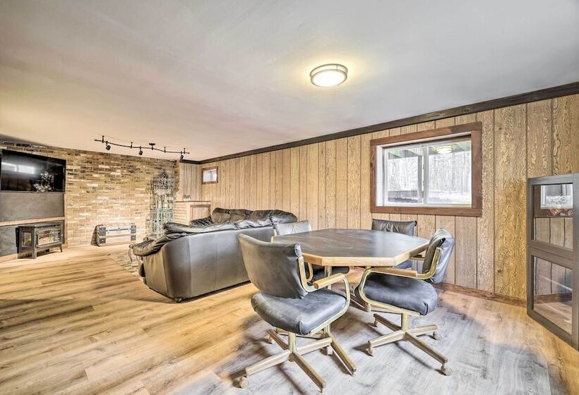 Poconos Vacation Home W/ Deck & Fire Pit