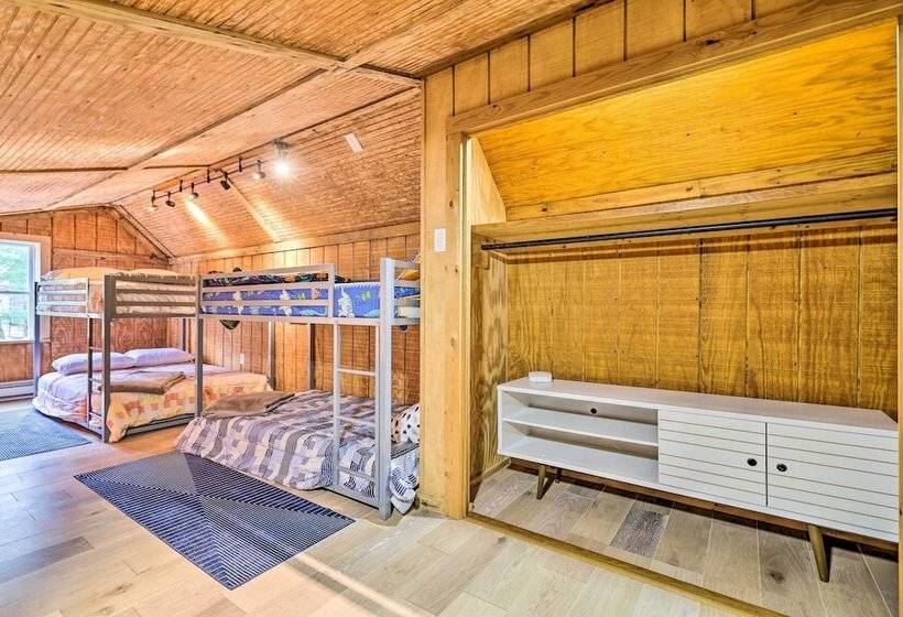 Poconos Vacation Home W/ Deck & Fire Pit