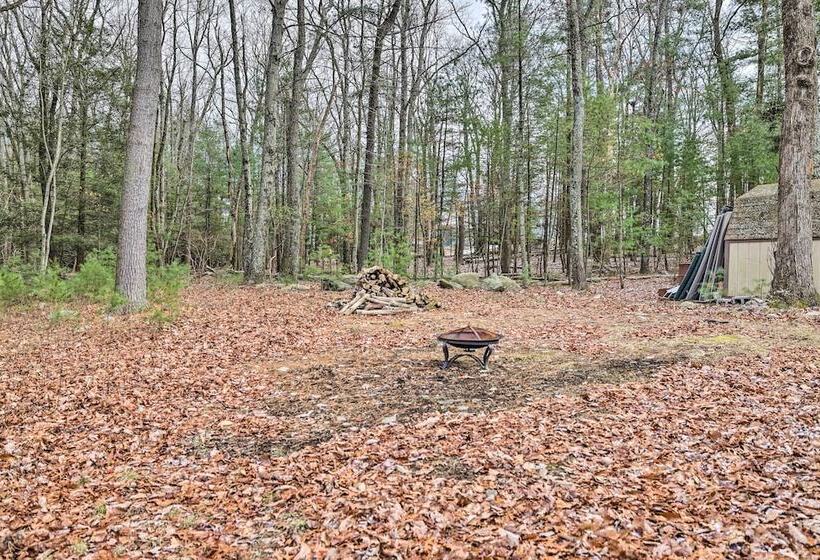 Poconos Vacation Home W/ Deck & Fire Pit