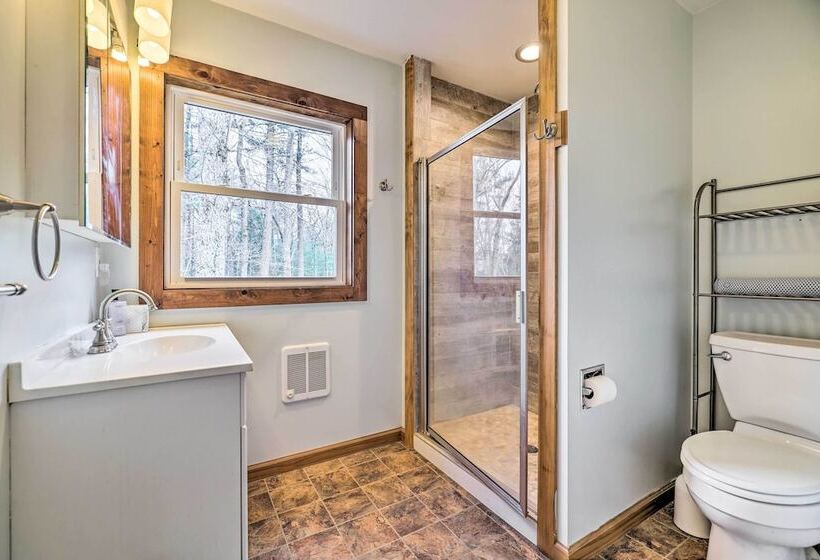 Poconos Vacation Home W/ Deck & Fire Pit