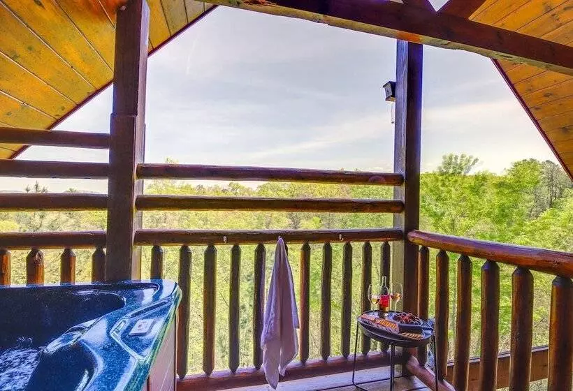 Secluded Smoky Mountain Cabin W/ Theater & Hot Tub