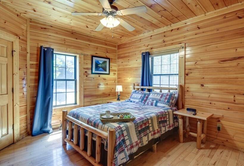 Secluded Smoky Mountain Cabin W/ Theater & Hot Tub