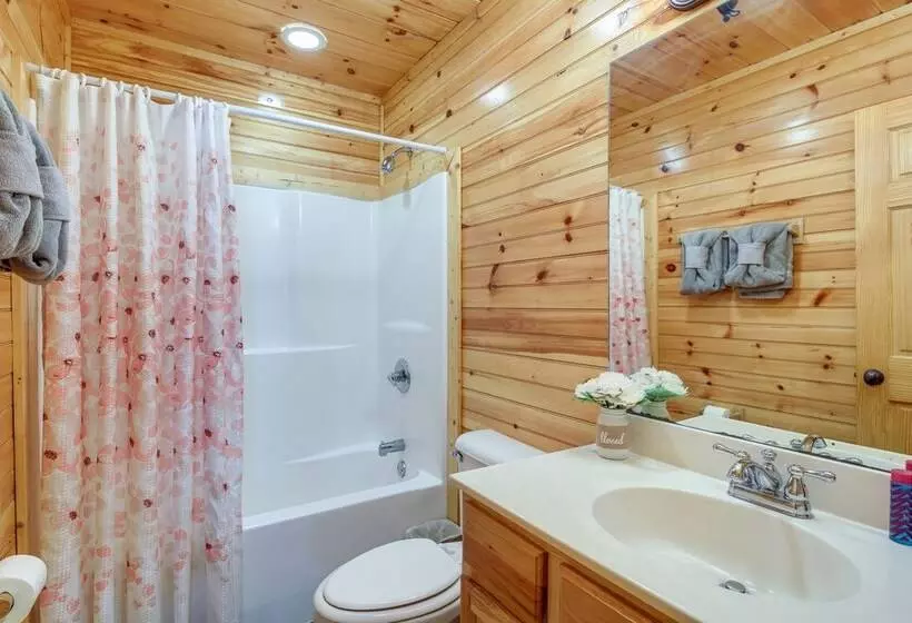 Secluded Smoky Mountain Cabin W/ Theater & Hot Tub