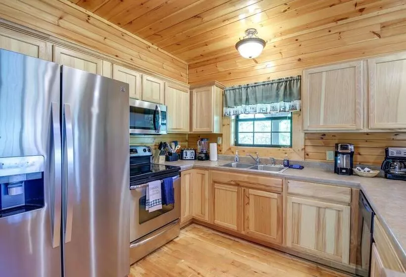 Secluded Smoky Mountain Cabin W/ Theater & Hot Tub