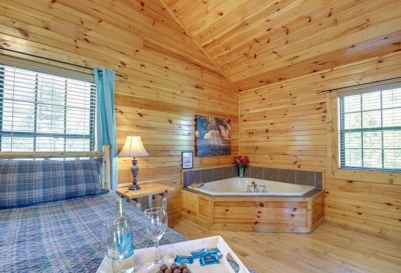 Secluded Smoky Mountain Cabin W/ Theater & Hot Tub