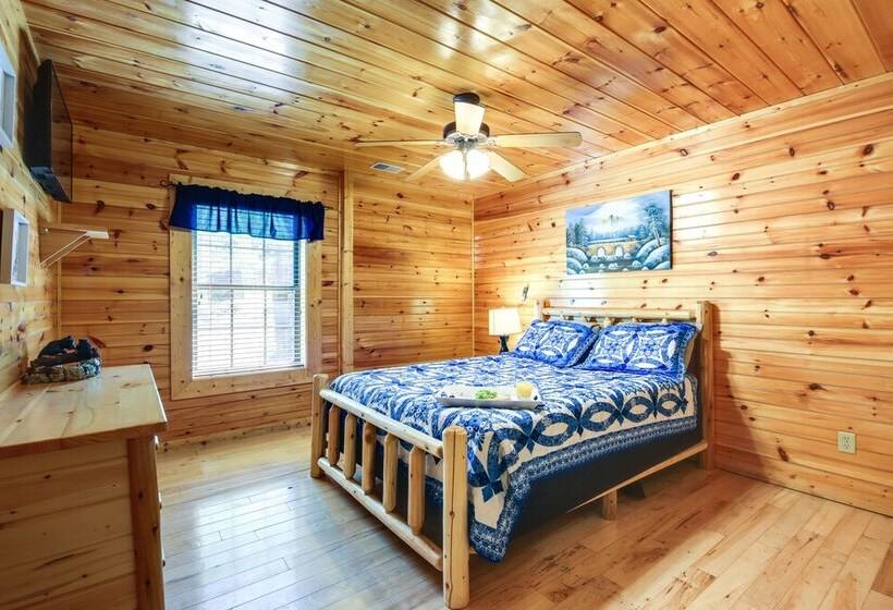 Secluded Smoky Mountain Cabin W/ Theater & Hot Tub