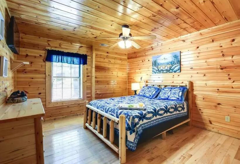 Secluded Smoky Mountain Cabin W/ Theater & Hot Tub