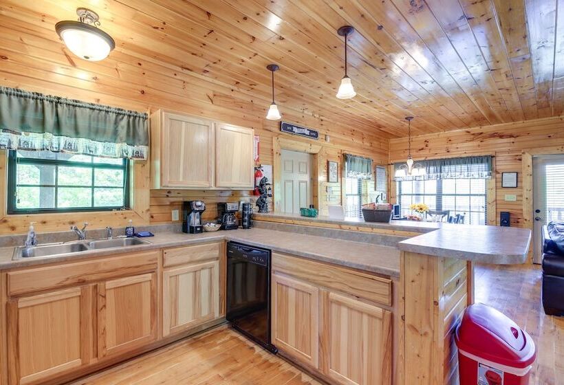 Secluded Smoky Mountain Cabin W/ Theater & Hot Tub