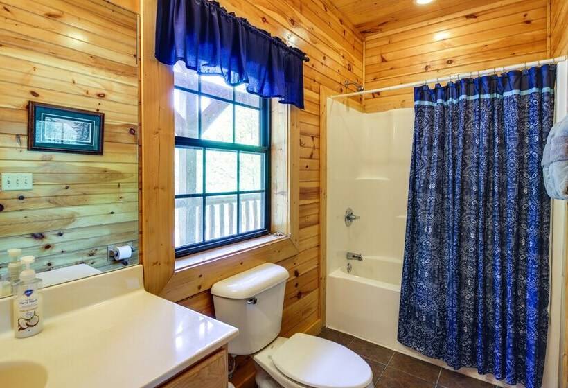 Secluded Smoky Mountain Cabin W/ Theater & Hot Tub