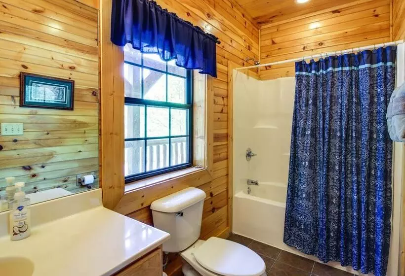 Secluded Smoky Mountain Cabin W/ Theater & Hot Tub