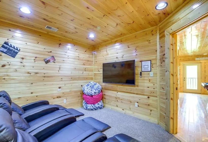 Secluded Smoky Mountain Cabin W/ Theater & Hot Tub