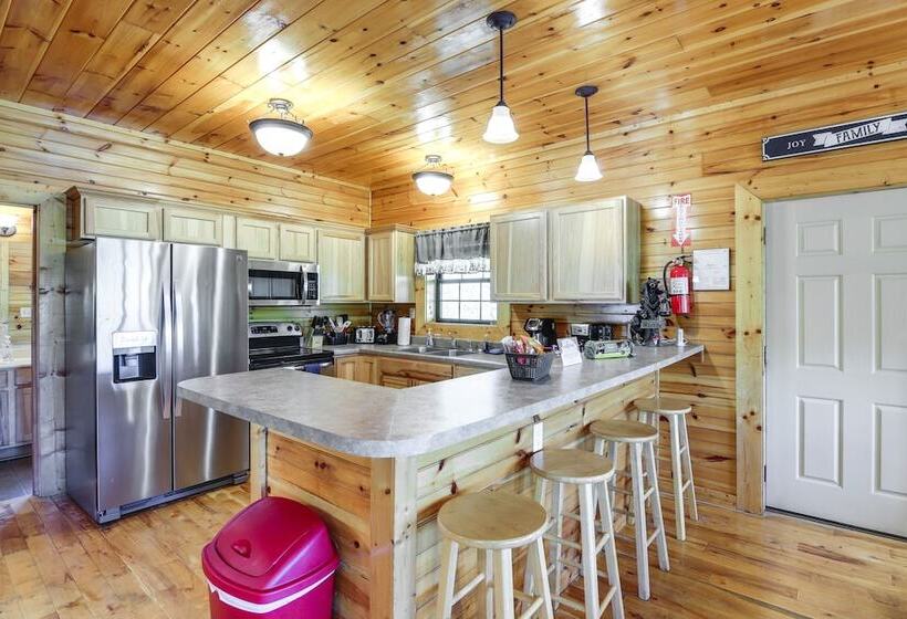 Secluded Smoky Mountain Cabin W/ Theater & Hot Tub