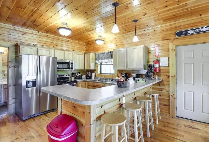 Secluded Smoky Mountain Cabin W/ Theater & Hot Tub