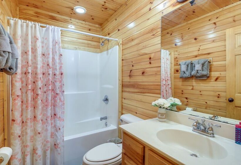 Secluded Smoky Mountain Cabin W/ Theater & Hot Tub