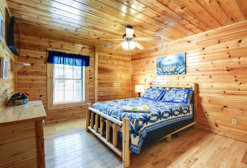 Secluded Smoky Mountain Cabin W/ Theater & Hot Tub