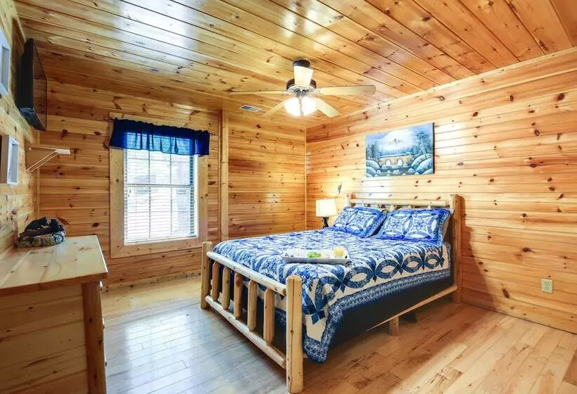 Secluded Smoky Mountain Cabin W/ Theater & Hot Tub