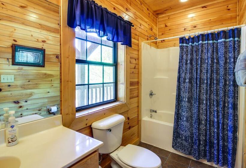 Secluded Smoky Mountain Cabin W/ Theater & Hot Tub