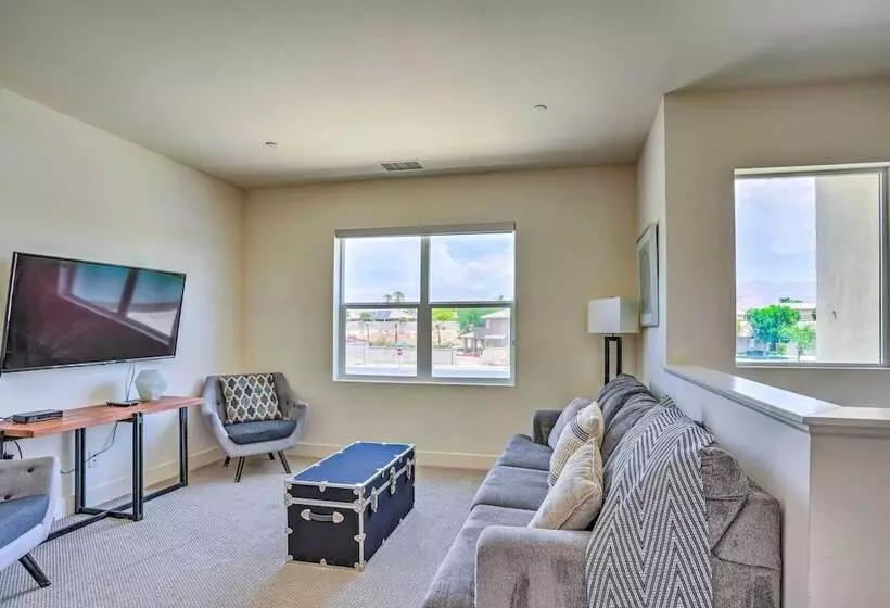 Serene Oasis Lakeside Living: 6 Mi To Coachella!