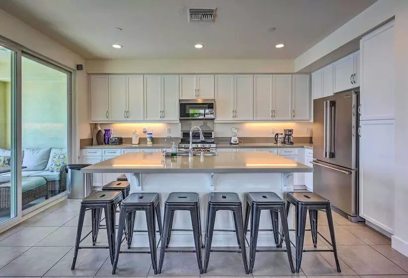 Serene Oasis Lakeside Living: 6 Mi To Coachella!