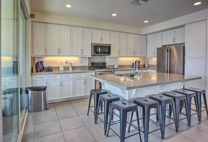 Serene Oasis Lakeside Living: 6 Mi To Coachella!
