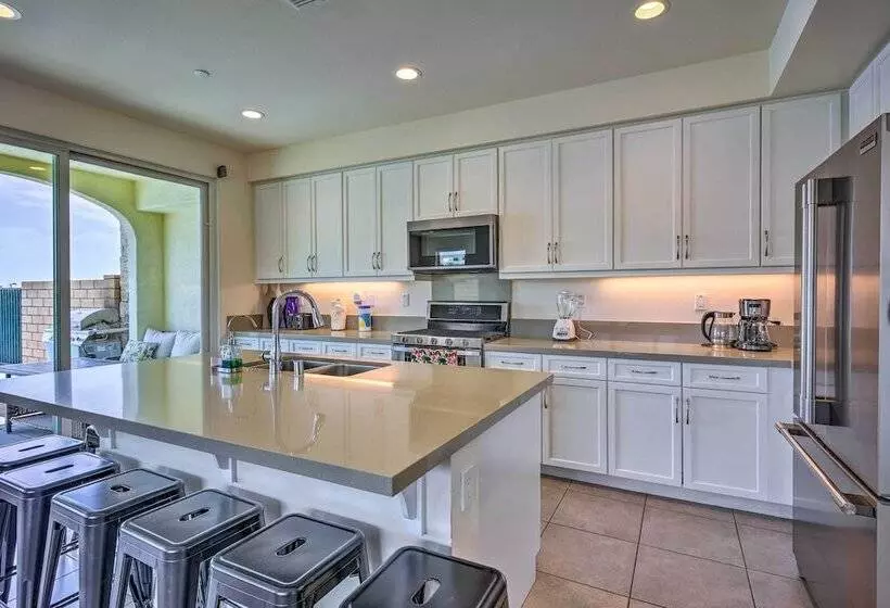 Serene Oasis Lakeside Living: 6 Mi To Coachella!