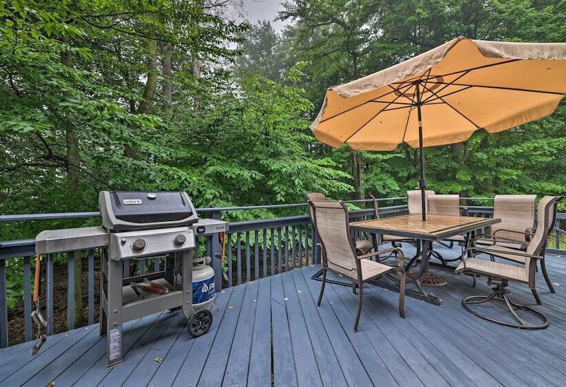 Spacious Tobyhanna Home W/ Lake Access & Fire Pit!