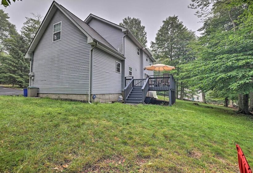 Spacious Tobyhanna Home W/ Lake Access & Fire Pit!
