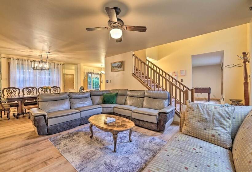 Spacious Tobyhanna Home W/ Lake Access & Fire Pit!