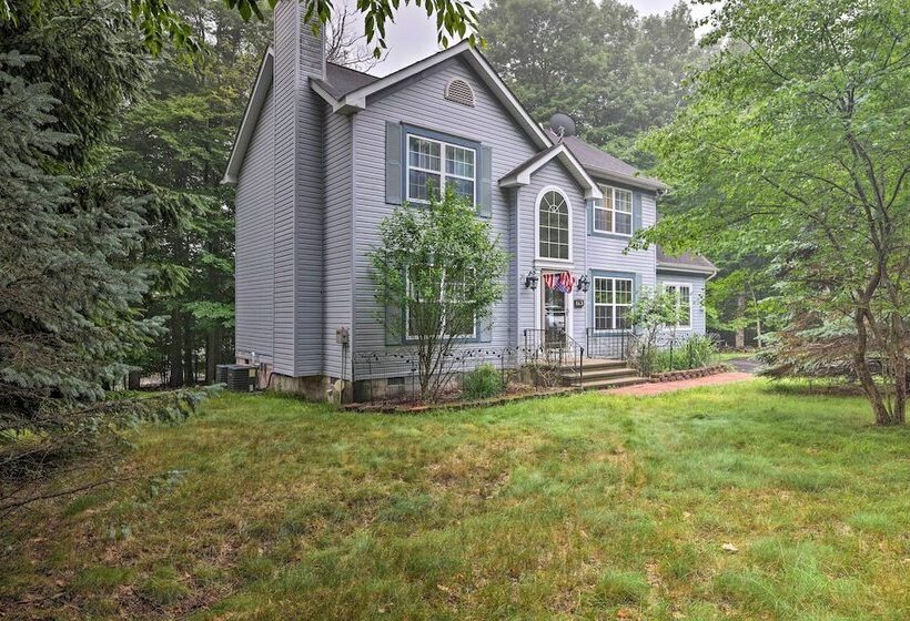 Spacious Tobyhanna Home W/ Lake Access & Fire Pit!