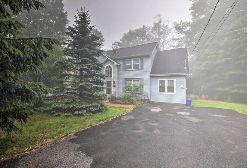 Spacious Tobyhanna Home W/ Lake Access & Fire Pit!