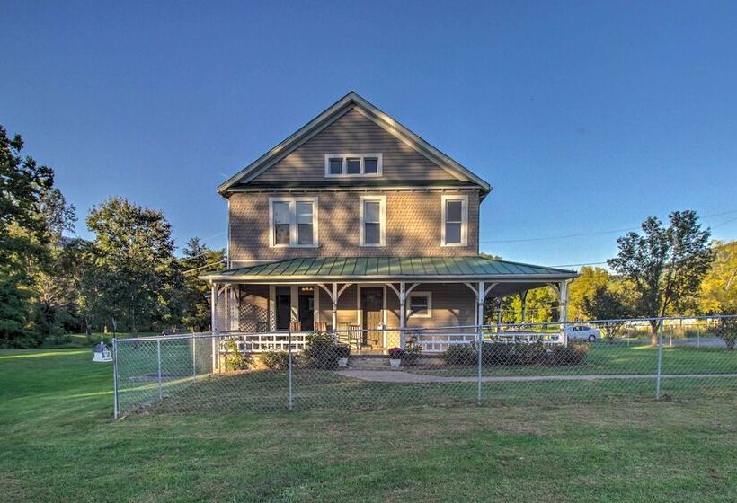Spacious Virginia Retreat W/ Mountain Views