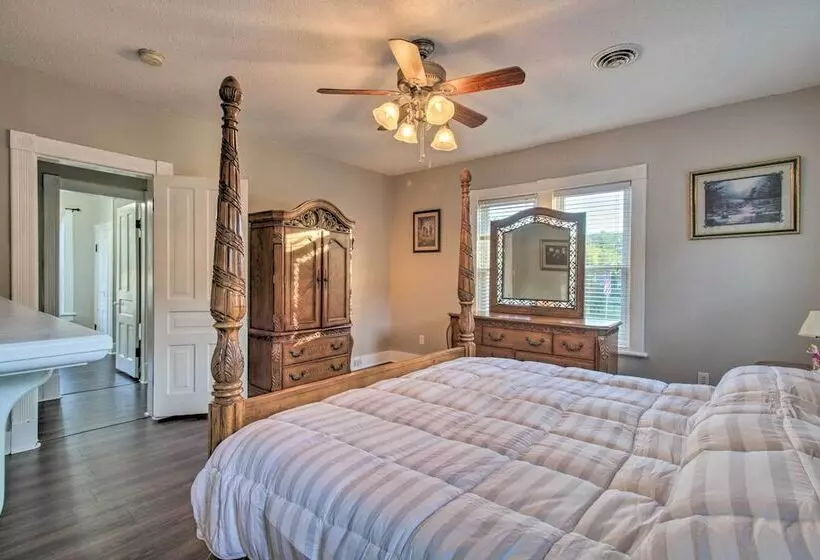 Spacious Virginia Retreat W/ Mountain Views