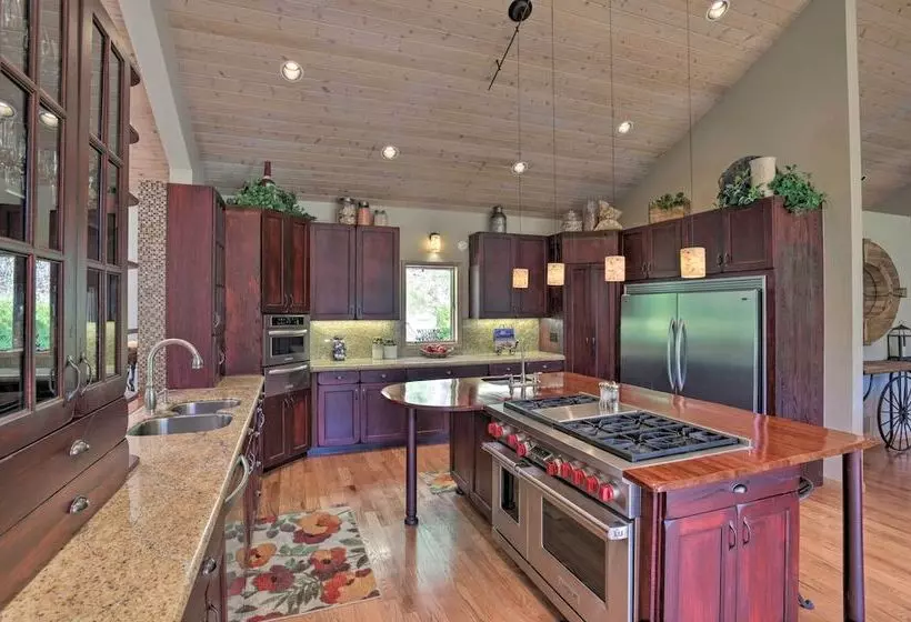 Stunning Mtn Views, Private Stream: Evergreen Gem!