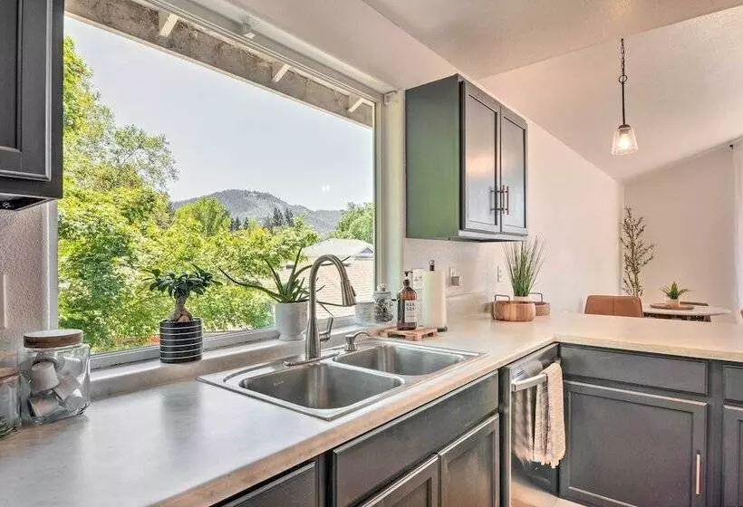Sunny Grants Pass Home Near Parks & Breweries!