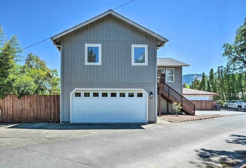 Sunny Grants Pass Home Near Parks & Breweries!