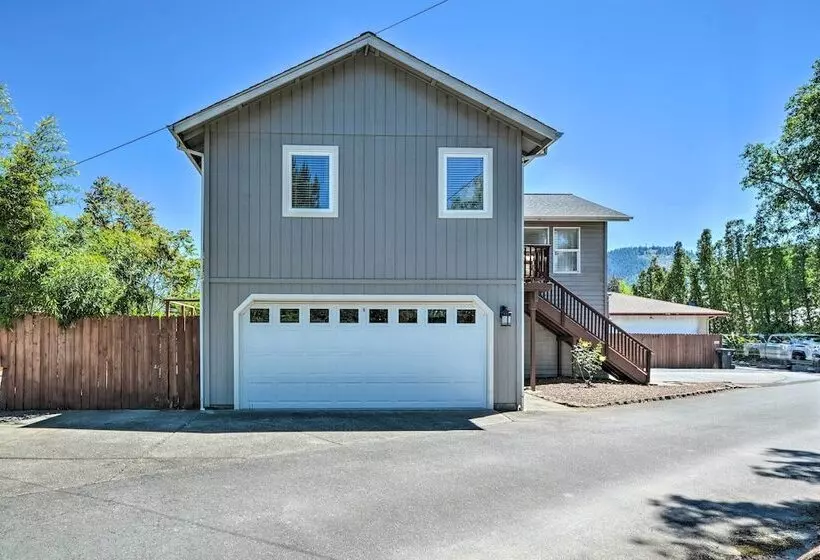 Sunny Grants Pass Home Near Parks & Breweries!