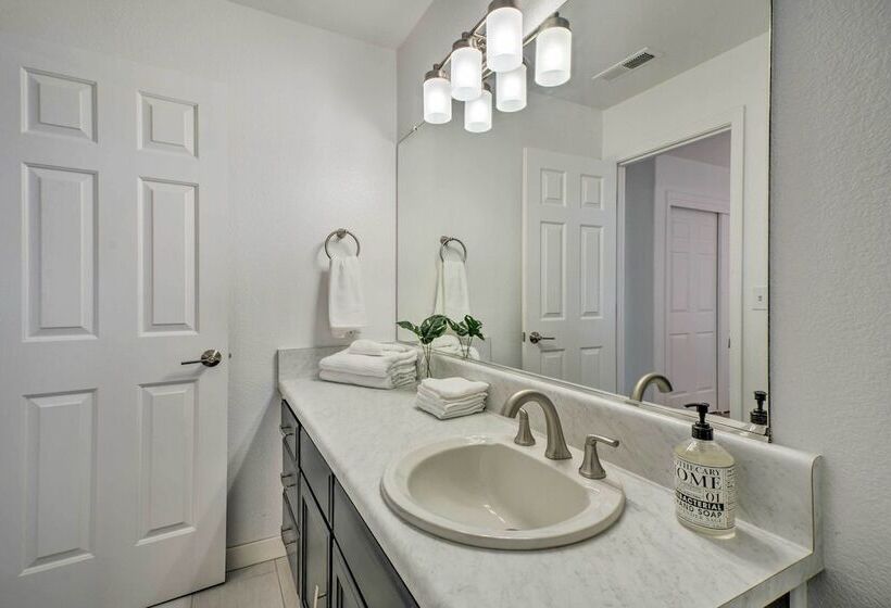 Sunny Grants Pass Home Near Parks & Breweries!