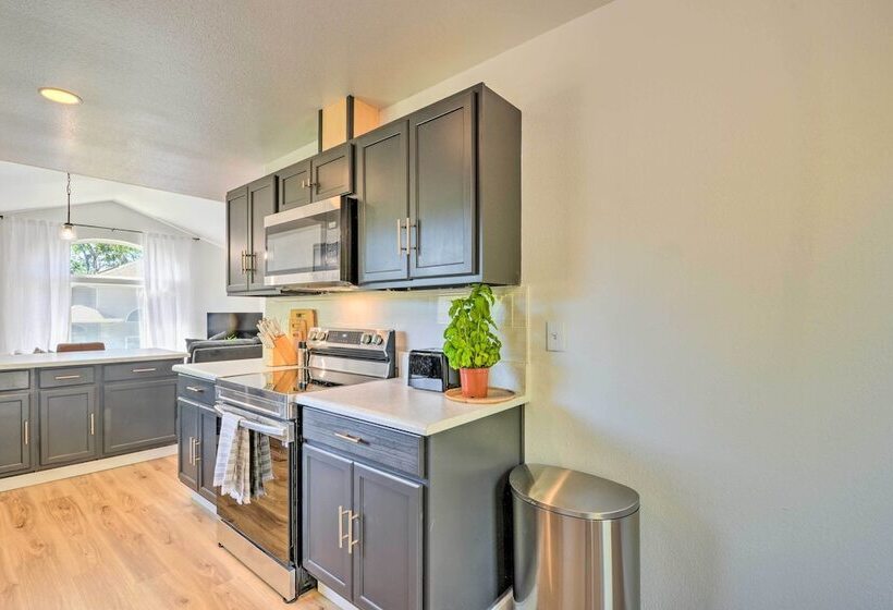 Sunny Grants Pass Home Near Parks & Breweries!