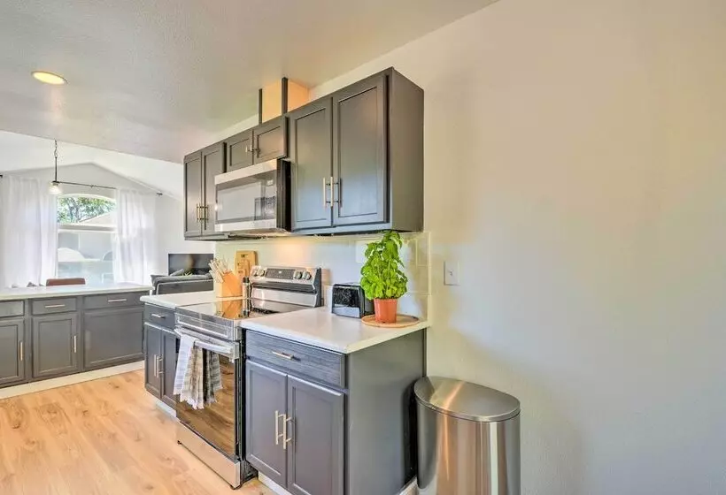 Sunny Grants Pass Home Near Parks & Breweries!