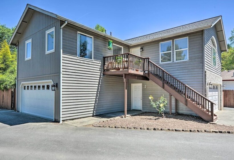 Sunny Grants Pass Home Near Parks & Breweries!