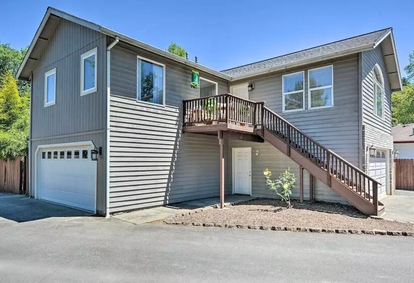 Sunny Grants Pass Home Near Parks & Breweries!