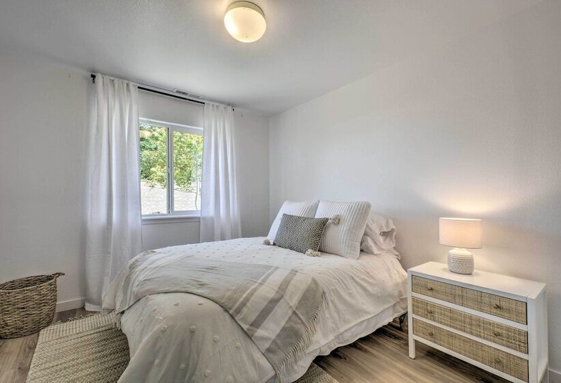 Sunny Grants Pass Home Near Parks & Breweries!