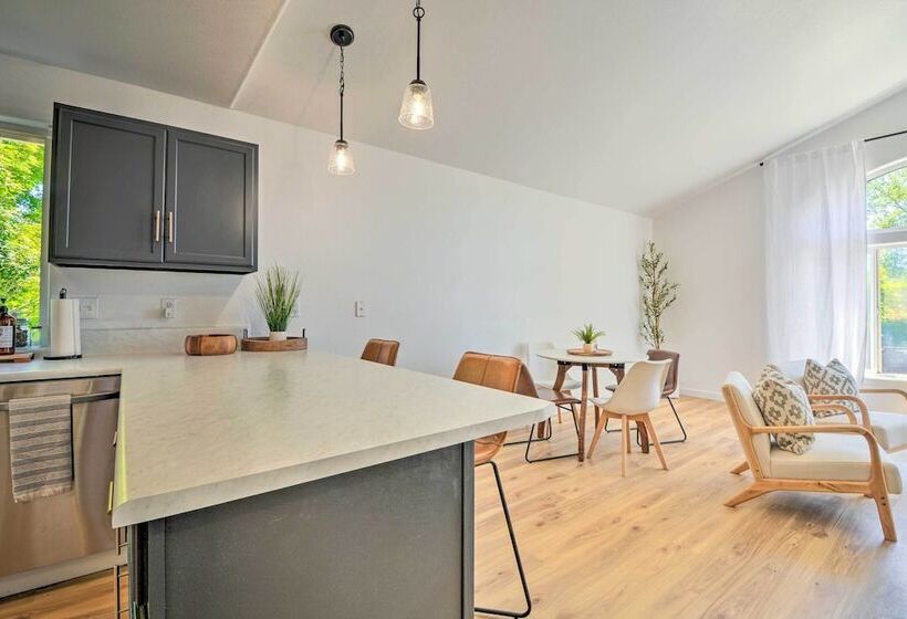 Sunny Grants Pass Home Near Parks & Breweries!