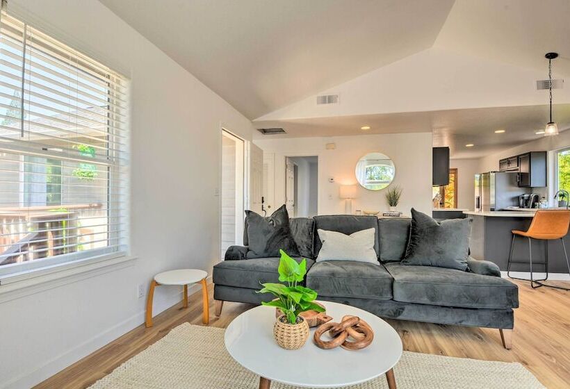 Sunny Grants Pass Home Near Parks & Breweries!