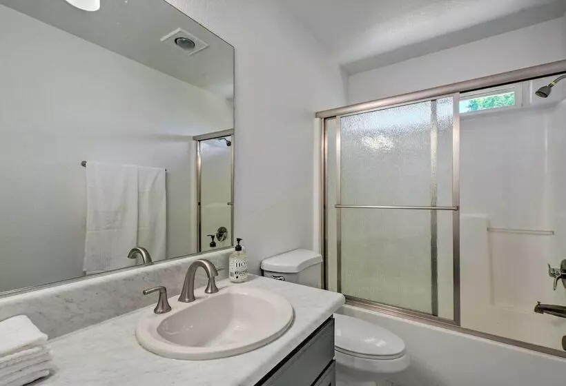 Sunny Grants Pass Home Near Parks & Breweries!