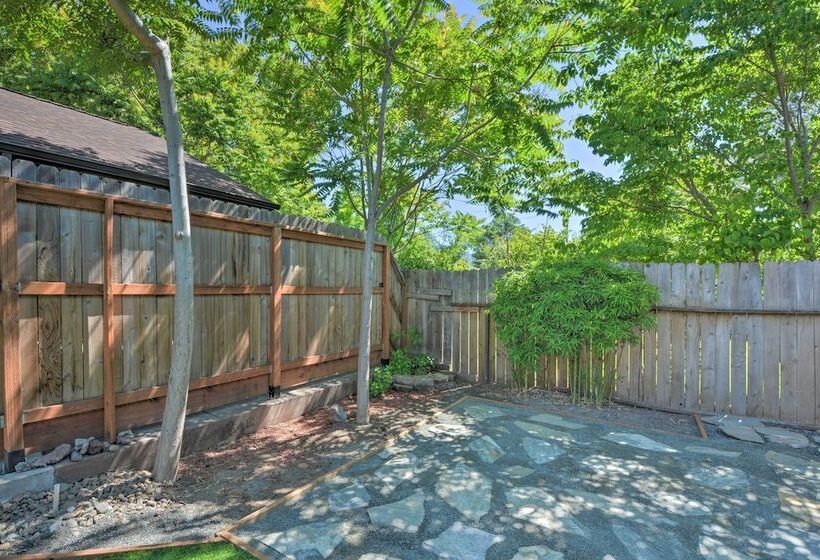 Sunny Grants Pass Home Near Parks & Breweries!