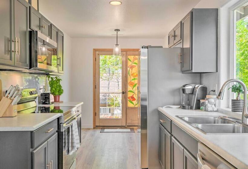Sunny Grants Pass Home Near Parks & Breweries!